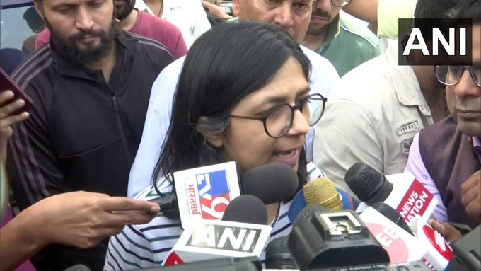 timesofindia's tweet photo. #Delhi | I have come to meet the girls (#wrestlers) again since it is my duty. Wrestlers #VineshPhogat & #SakshiMalik told us they were being tortured, & there were police officers who were drunk & misbehaved with them. I am concerned for their safety. Why is Delhi Police protecting #BrijBhushan? Why is Delhi Police not arresting him?: DCW chairperson #SwatiMaliwal at #JantarMantar