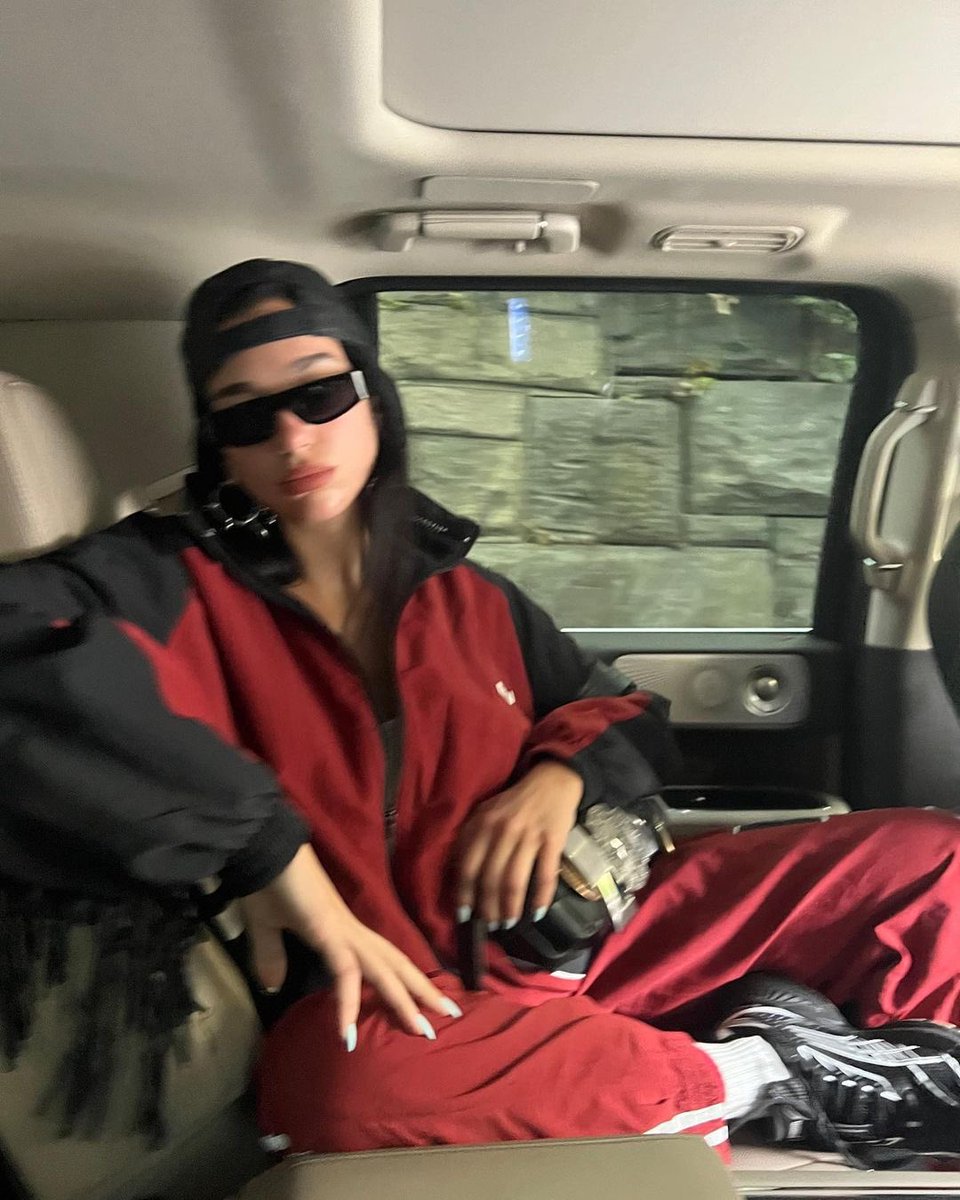 DUALIPA's tweet photo. I guess this is a new york minute 🍎 https://t.co/tWioGSjxZa