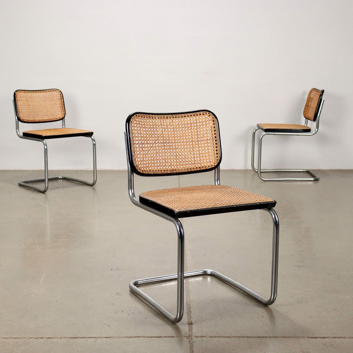 Heliouz__'s tweet photo. ¿Cuál es su silla favorita?

La mía es la silla Cesca de Breuer de 1928. Fue la primera en utilizar acero tubular y era por ello que podía ser producida en masa, solo debías doblar el perfil de acero varias veces.

Enséñenme las suyas pero que no sean de esas gamer por favorrrrr https://t.co/VmBmAveYLq