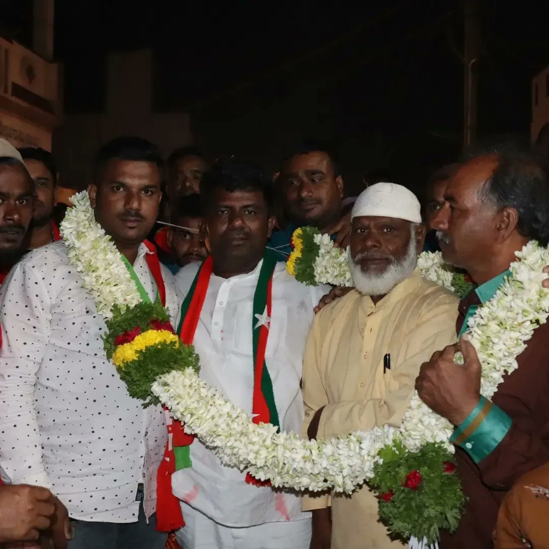 SdpiChitradurga's tweet photo. ದಿನಾಂಕ 30 .ಸೋಶಿಯಲ್ ಡೆಮಾಕ್ರೆಟಿಕ್ ಪಾರ್ಟಿ ಆಫ್ ಇಂಡಿಯಾ ಚಿತ್ರದುರ್ಗ ವಿಧಾನ ಸಭಾ ಕ್ಷೇತ್ರದ ಅಭ್ಯರ್ಥಿಯಾದ ಬಾಳೆಕಾಯಿ ಶ್ರೀನಿವಾಸ್ ರವರು ಇಂದು ಸಂಜೆ ವಾರ್ಡ್ ನಂಬರ್ 16  ರೈಲ್ವೇ ಸ್ಟೇಷನ್  ವಾರ್ಡ್ ನಲ್ಲಿ  ಬಿರುಸಿನ ಪ್ರಚಾರ ನಡೆಸಿ ಮತಯಾಚಿಸಿದರು ಈ ಸಂದರ್ಭದಲ್ಲಿ  ರೈಲ್ವೇ ಸ್ಟೇಷನ್ ವಾರ್ಡ್ ನ ಸ್ಥಳೀಯರು ಅದ್ದೂರಿ ಸ್ವಾಗತಸಿದರು. https://t.co/JeUgPPFj0t