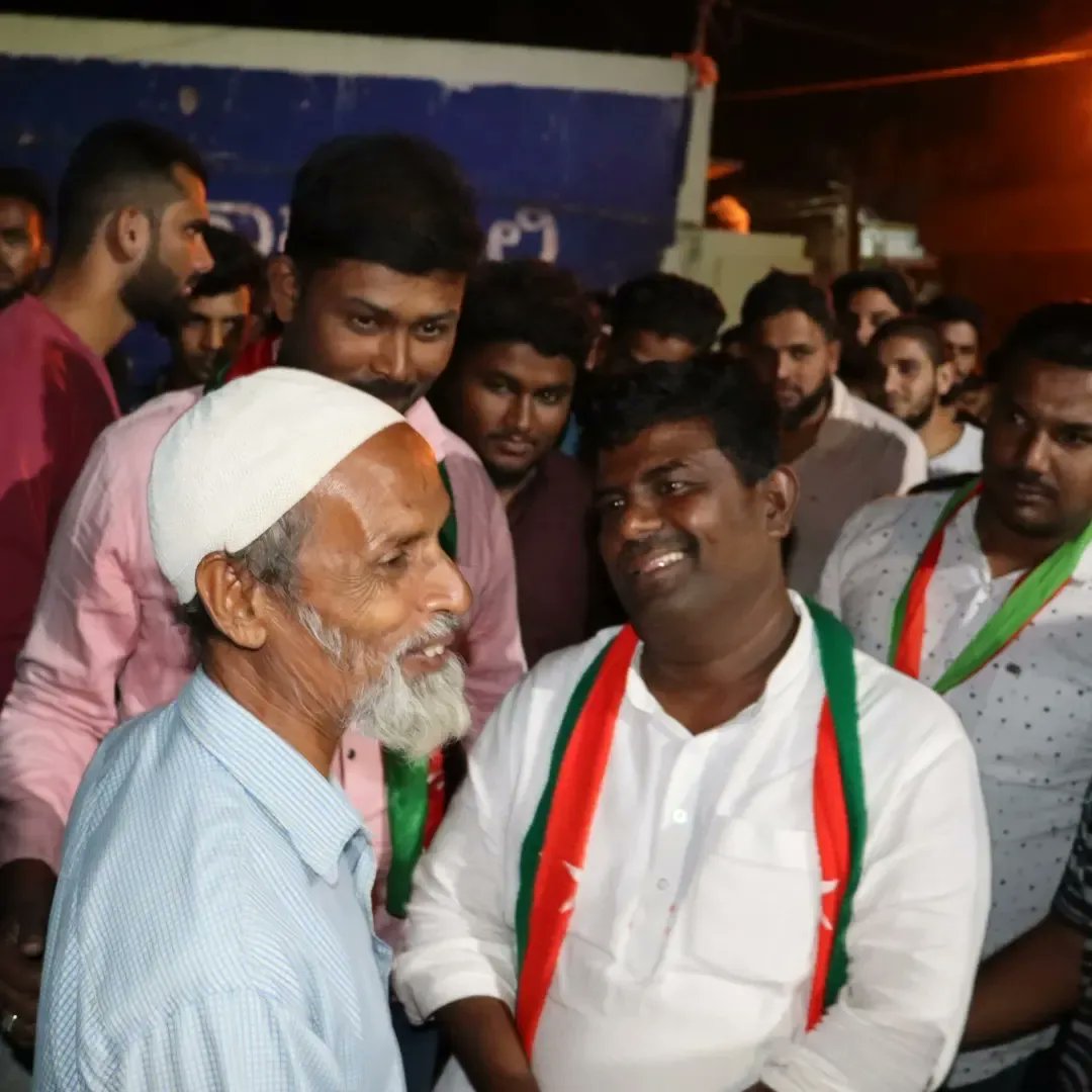 SdpiChitradurga's tweet photo. ದಿನಾಂಕ 30 .ಸೋಶಿಯಲ್ ಡೆಮಾಕ್ರೆಟಿಕ್ ಪಾರ್ಟಿ ಆಫ್ ಇಂಡಿಯಾ ಚಿತ್ರದುರ್ಗ ವಿಧಾನ ಸಭಾ ಕ್ಷೇತ್ರದ ಅಭ್ಯರ್ಥಿಯಾದ ಬಾಳೆಕಾಯಿ ಶ್ರೀನಿವಾಸ್ ರವರು ಇಂದು ಸಂಜೆ ವಾರ್ಡ್ ನಂಬರ್ 16  ರೈಲ್ವೇ ಸ್ಟೇಷನ್  ವಾರ್ಡ್ ನಲ್ಲಿ  ಬಿರುಸಿನ ಪ್ರಚಾರ ನಡೆಸಿ ಮತಯಾಚಿಸಿದರು ಈ ಸಂದರ್ಭದಲ್ಲಿ  ರೈಲ್ವೇ ಸ್ಟೇಷನ್ ವಾರ್ಡ್ ನ ಸ್ಥಳೀಯರು ಅದ್ದೂರಿ ಸ್ವಾಗತಸಿದರು. https://t.co/JeUgPPFj0t