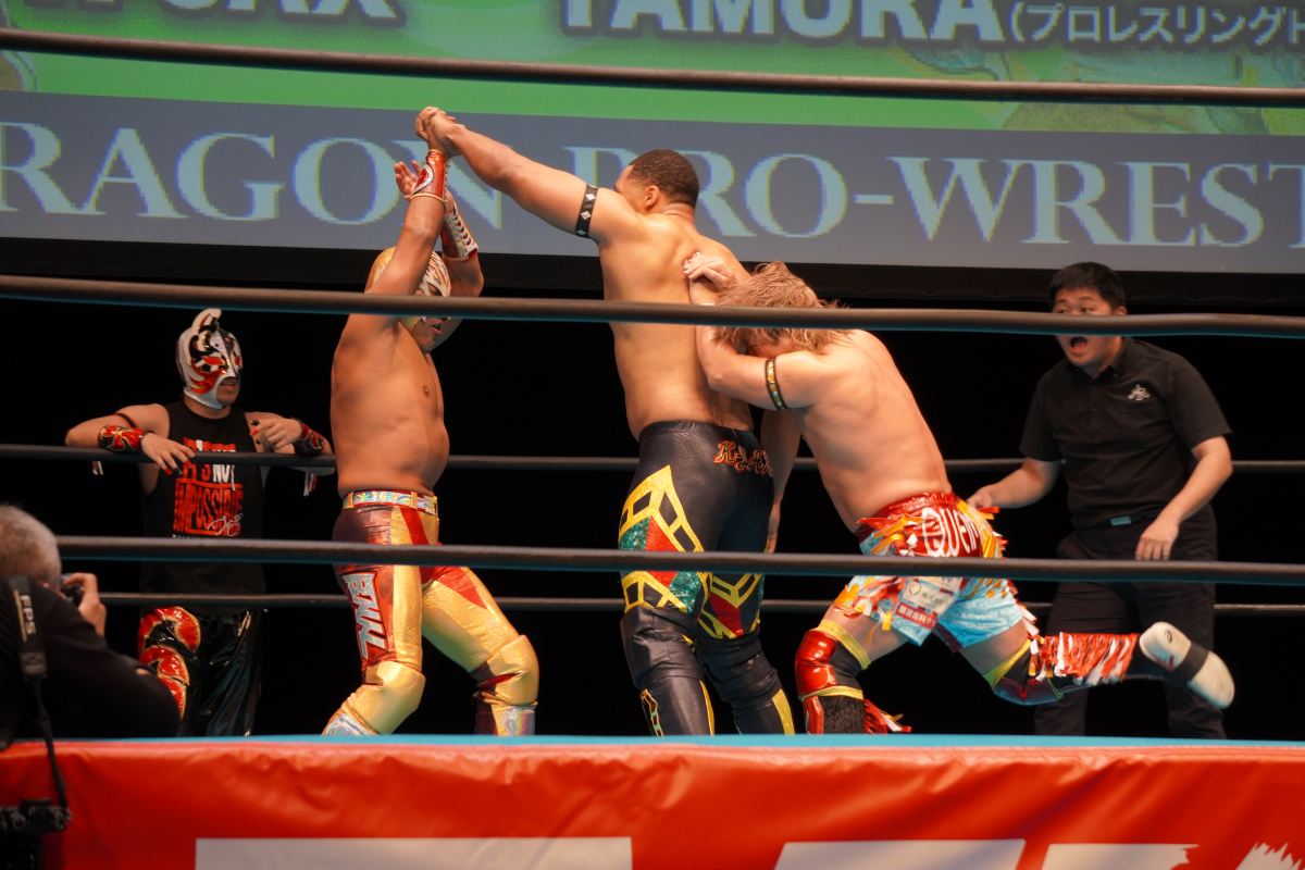 kagelow's tweet photo. #K_JAX 選手!新しいコスチュームでの登場!写真でもわかる通りデカい(体も筋肉も)イズパワーを体現してくれる豪快な選手で今回もTAMURA選手を散々弄んだりしてくれました!ディンゴ選手との連携技(?)も!
#rd_pw #琉ドラ https://t.co/fWwm6qufY7
