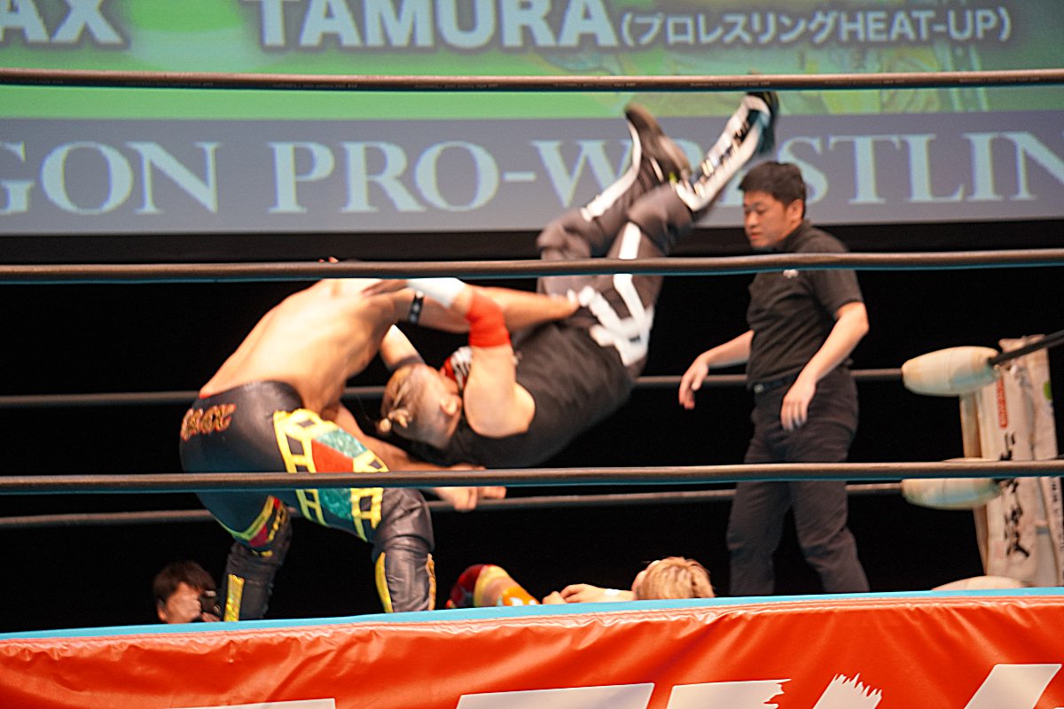 kagelow's tweet photo. #K_JAX 選手!新しいコスチュームでの登場!写真でもわかる通りデカい(体も筋肉も)イズパワーを体現してくれる豪快な選手で今回もTAMURA選手を散々弄んだりしてくれました!ディンゴ選手との連携技(?)も!
#rd_pw #琉ドラ https://t.co/fWwm6qufY7
