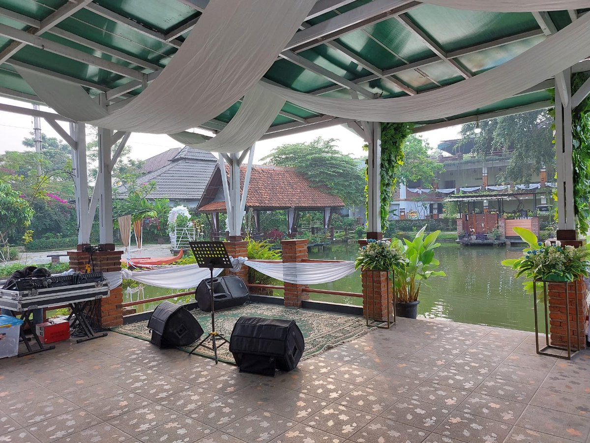 Curug_Sampireun's tweet photo. Gausah bingung kalau cari venue wedding outdoor di Bandung, Curug Sampireun aja 💫

Lokasi:
📍Jl. Soekarno Hatta No. 729A, Jatisari, Kec. Buah Batu, Kota Bandung (Curug Sampireun Bandung) 
 
#venuewedding #curugsampireun #wedding #bandung https://t.co/BtZFA77uZs
