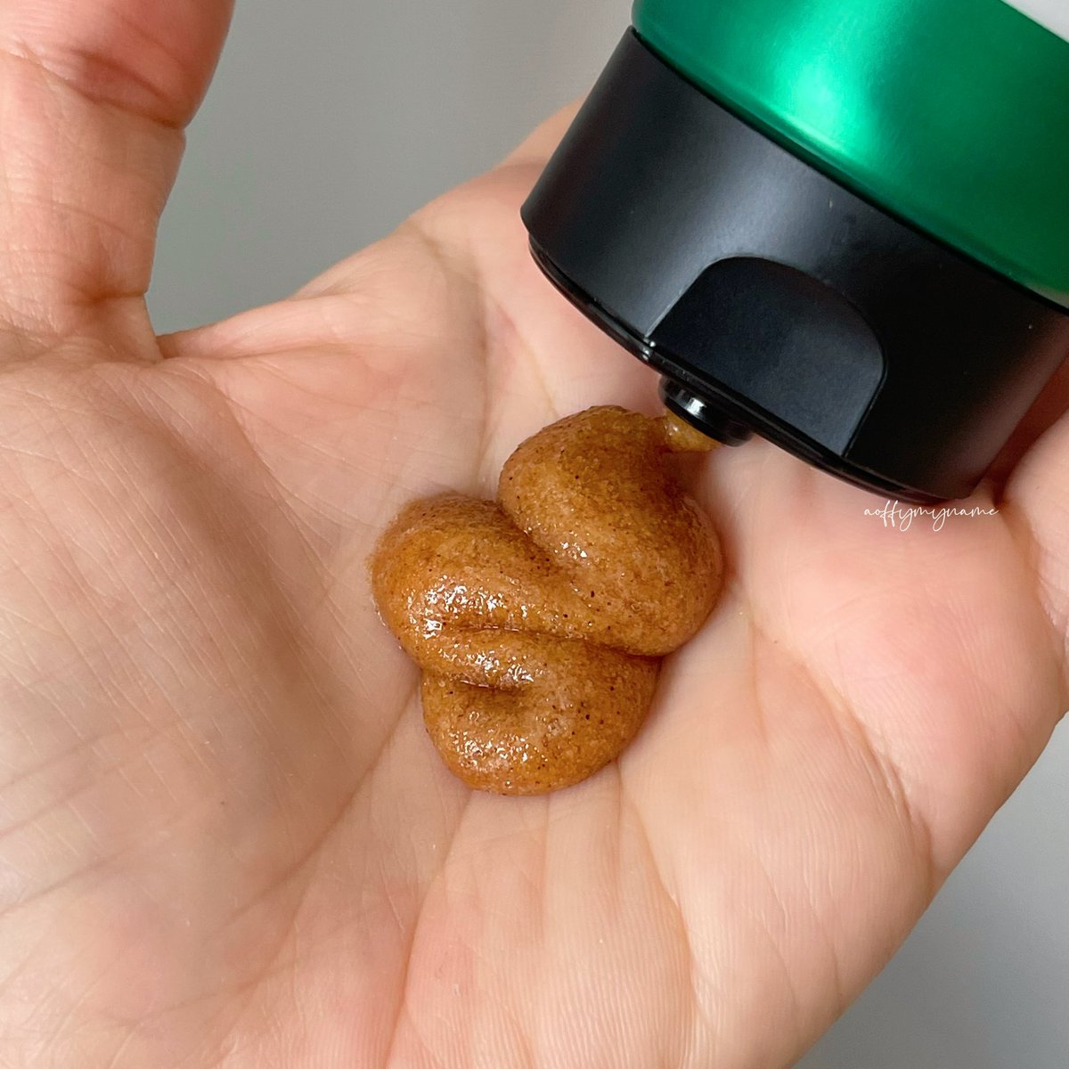 AoffyMyname's tweet image. ใช้สครับของ Plu แล้วเหมือนได้ทำสปา หลังขัดผิวจะนุ่มมม ลื่นมากก เนื้อสครับละเอียดไม่บาดผิวและไม่ทำให้ผิวแห้งด้วย ใช้วันเว้นวัน ผลลัพธ์คือผิวเนียนใส ดูผิวเงาสุขภาพดีสุดๆ กลิ่นหอมผู้ดีมากด้วย ชอบบบ✨#ใช้ดีบอกต่อ