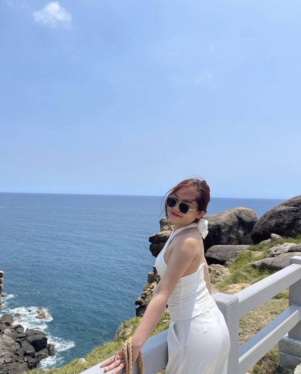 Thích thì một lúc hai chàng chứ sao lại để hai hàng lệ rơi :(((