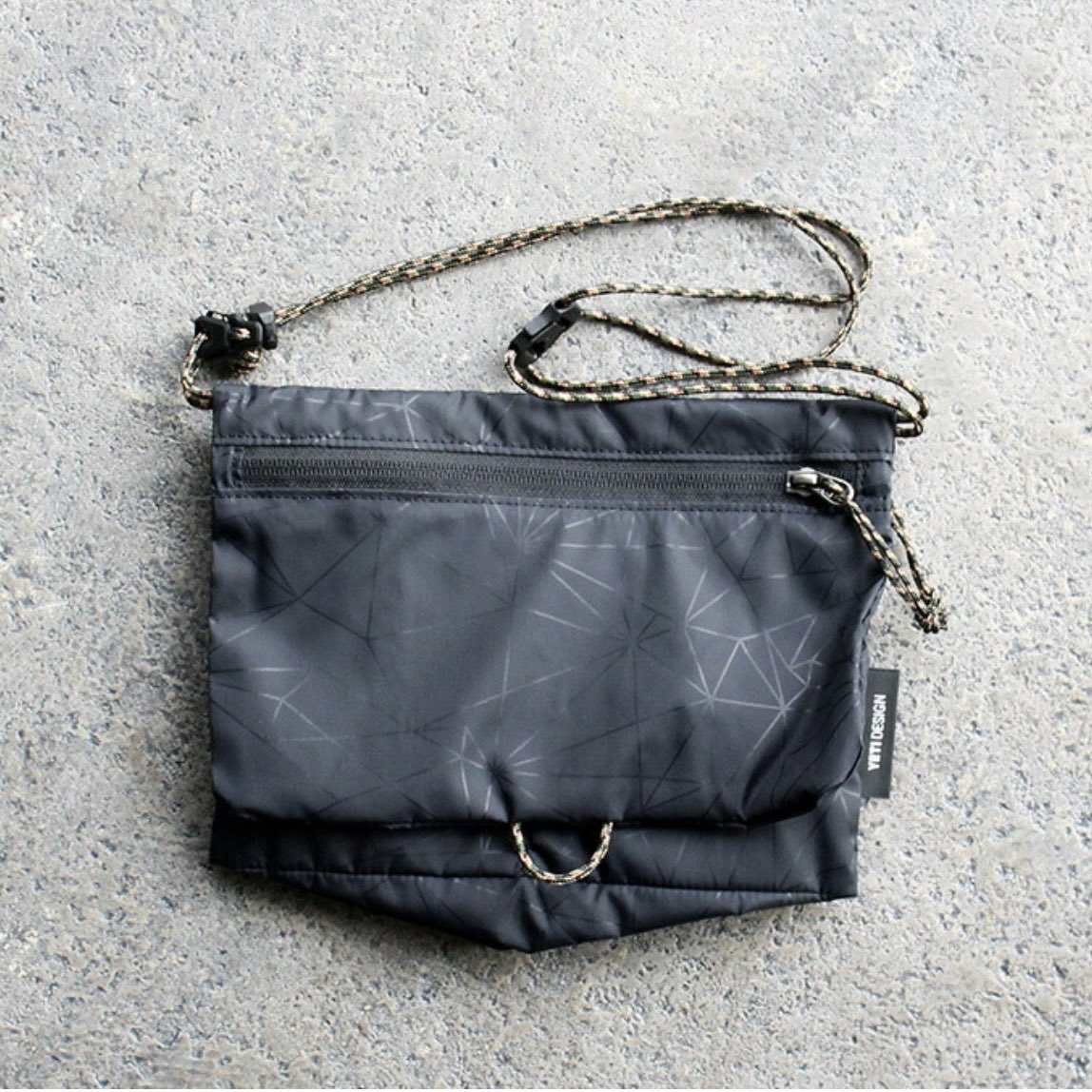 safariakita's tweet photo. YETI DESIGN Flap Pouch 
¥6,380-
カラー / BLACK

同色の幾何学模様がプリントされた30デニールのナイロンを使用しシリコンコーティングにより強度が増し、軽くて耐久性に優れ撥水性と防汚性を兼ね備えたファブリックです。

#yetidesign #akita #秋田 #秋田県 #秋田市セレクトショップ https://t.co/7N0fp7nCMR