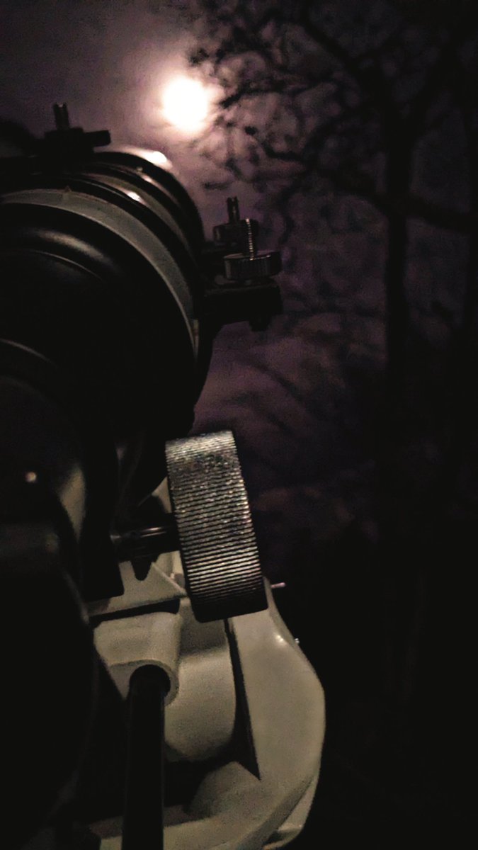 ronda_83's tweet image. A little cloudy tonight but I always find something about the sky so fascinating. 💙 Good night! 🤟🏼 #sky #moon #MoonGazing #Telescope