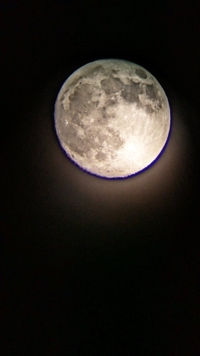 ronda_83's tweet image. A little cloudy tonight but I always find something about the sky so fascinating. 💙 Good night! 🤟🏼 #sky #moon #MoonGazing #Telescope