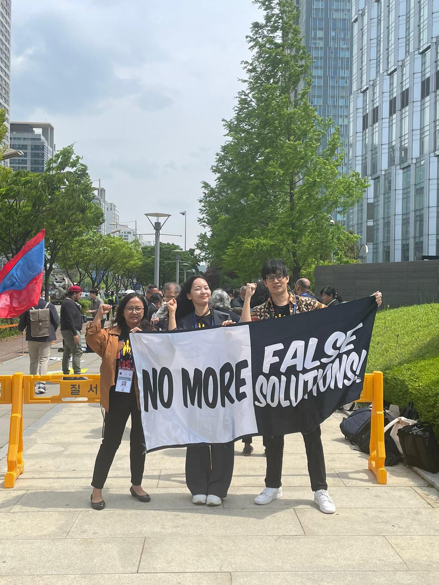 ZeroWasteAsia's tweet photo. GAIA Asia Pacific took a stand this morning in Incheon and called on the @ADB_HQ to stop funding harmful waste-to-energy (WtE) incinerators.
#NoTrashTalkADB #NoTimeToWaste #ProtectionNotPollution #BurnNot
#ADBAnnualMeeting #ADBIncheon https://t.co/zU04C6A0wr