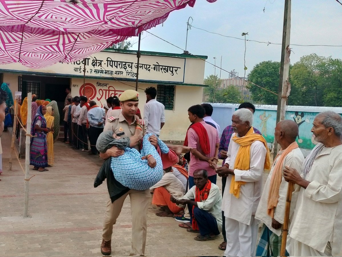 recallrohit's tweet photo. सीखिए माता जी से
निकलिये अपने घरों से
अपने मताधिकार का प्रयोग करिए
और लोकतंत्र को मजबूत बनाइये |
@Uppolice
@AdgGkr
@gorakhpurpolice https://t.co/R42HKAaRww