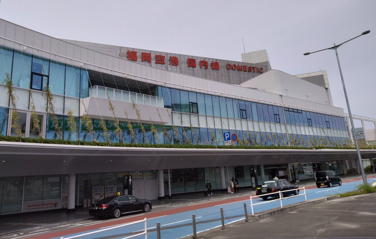 福岡に来ています🛬かなり久々 の飛行機での旅❗コロナ禍前の 賑わいになってますね~😲今日 の麺活🥢屋台ラーメン玉龍から 玉龍ラーメン🍜正統派な万人受 けする博多ラーメン👍クリーミ ィーながらスッキリな後味が良 い感じで旨い😋替玉必須👆福岡 玉龍ラーメン博多