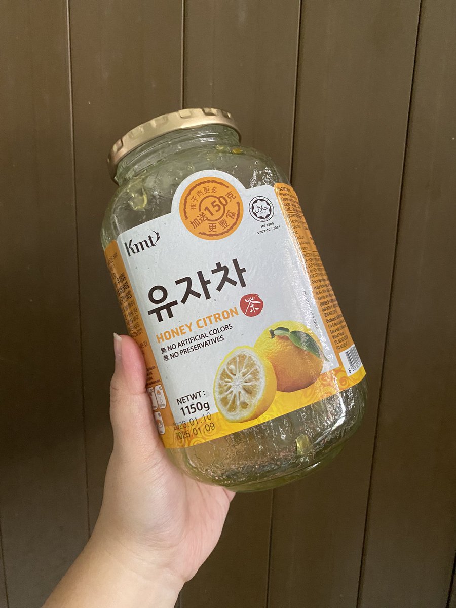 ayeitszhi's tweet photo. remember last time I batuk almost 3 weeks macam nak matiiii. I came across 1 tweet ni bagitahu this works. So I beli and try, surprisingly it works?! 😭

I minum every day siang &amp; malam for a week gitu batuk terus dah okay!! Since sekarang tengah musim batuk, pls give it a try! https://t.co/sj2efjFQcz
