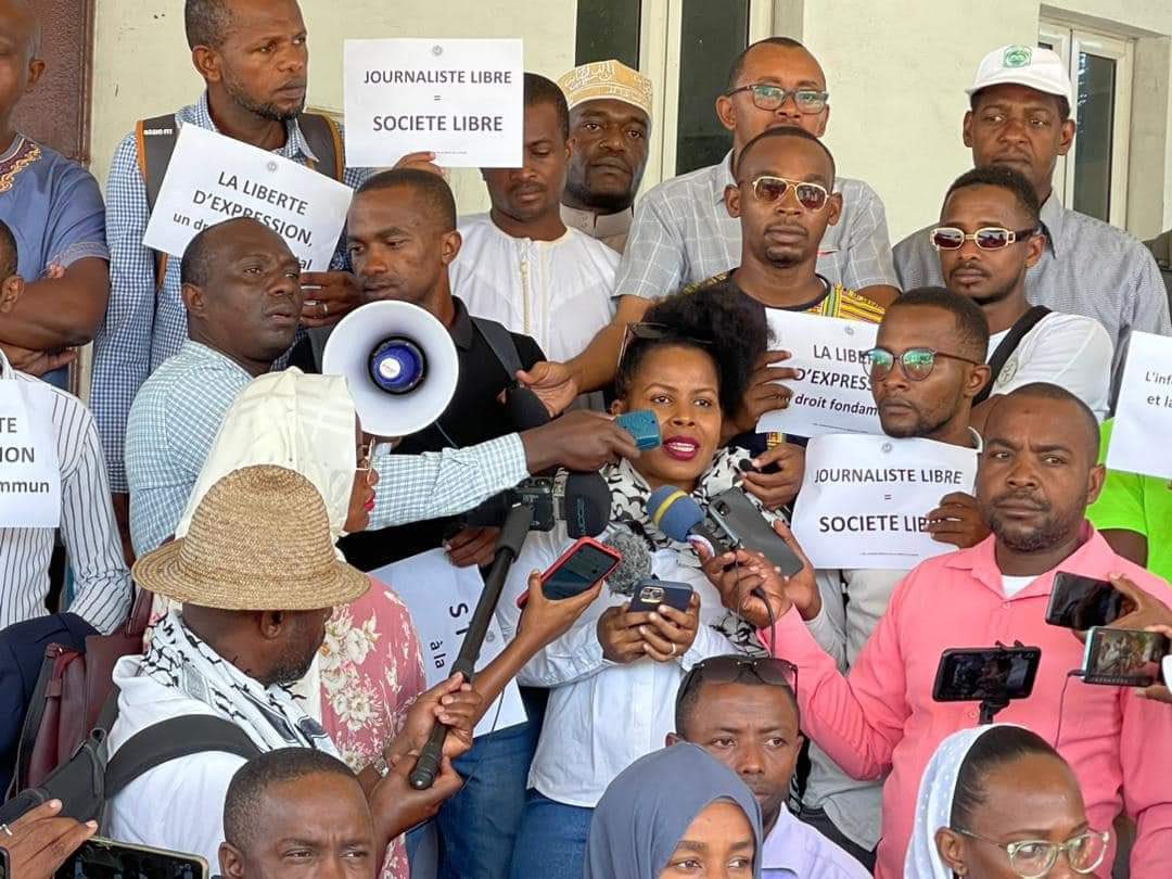 JournalisteKm's tweet photo. « Tant que l’impunité se portera bien en Union des Comores, la presse se portera mal », extrait de mon discours à l’occasion de la célébration de la journée mondiale  de la liberté de la presse, ce 3 mai. https://t.co/PNMc6cWgGC