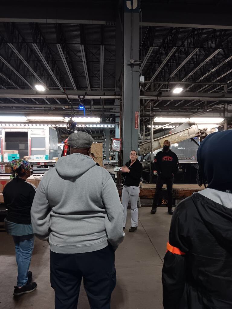 ChristinamLord1's tweet photo. PHL Night secondary safety rodeo🤠Savanna Dillon teaching our employees about conveyor securing, yard safety and hydration! #dynamicwarmup #nightsafetyofflight @RaymondChew95 @BobKee6 @ranastasiaUPS @FailMelanie https://t.co/MQMIEagZqk