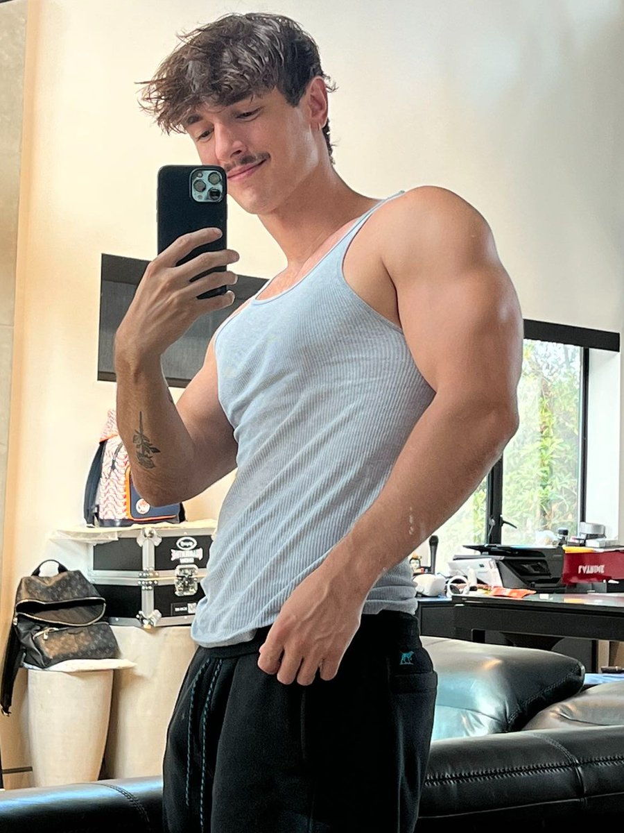 Heart Eyes😍 on Twitter "Bryce's bulge and bicep"