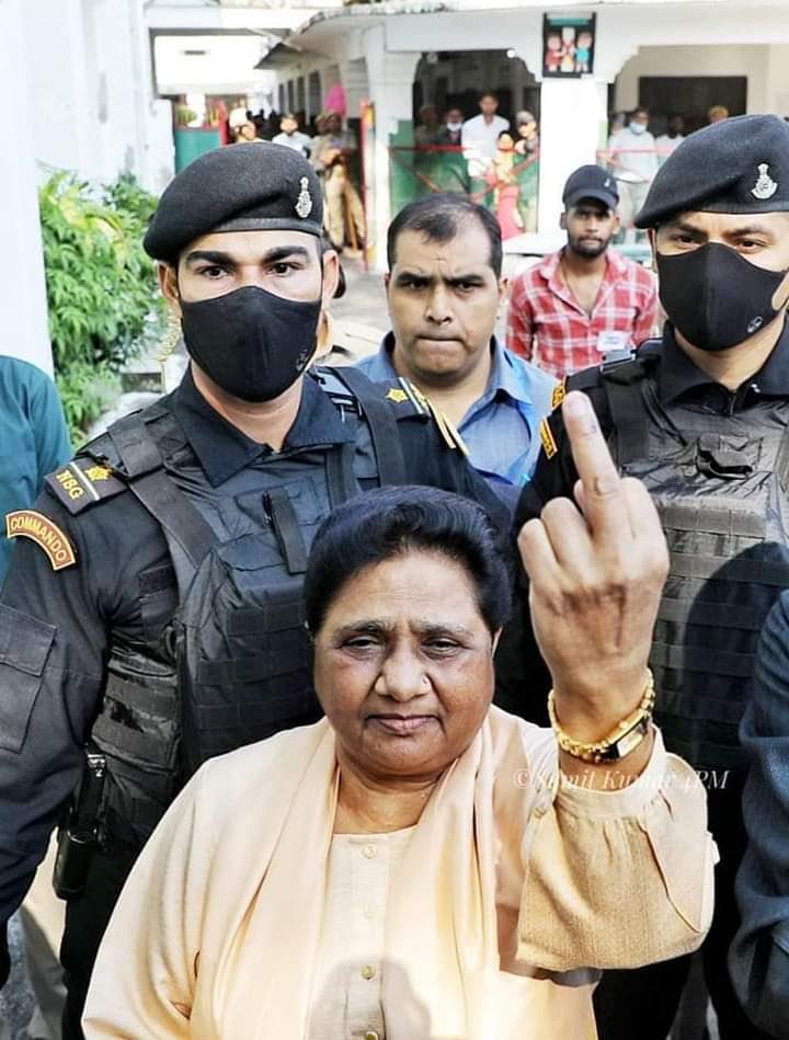 गलती उस कर्मचारी की है, इस ऊंगली में कोई स्याही लगाता है! बहन जी के ख़िलाफ़ साज़िश है ये 😃😃😃 
वैसे बढ़िया हैं विरोधियों को सही मैसेज दे दिया इशारों इशारों में #sosorry #NikayChunav2023
