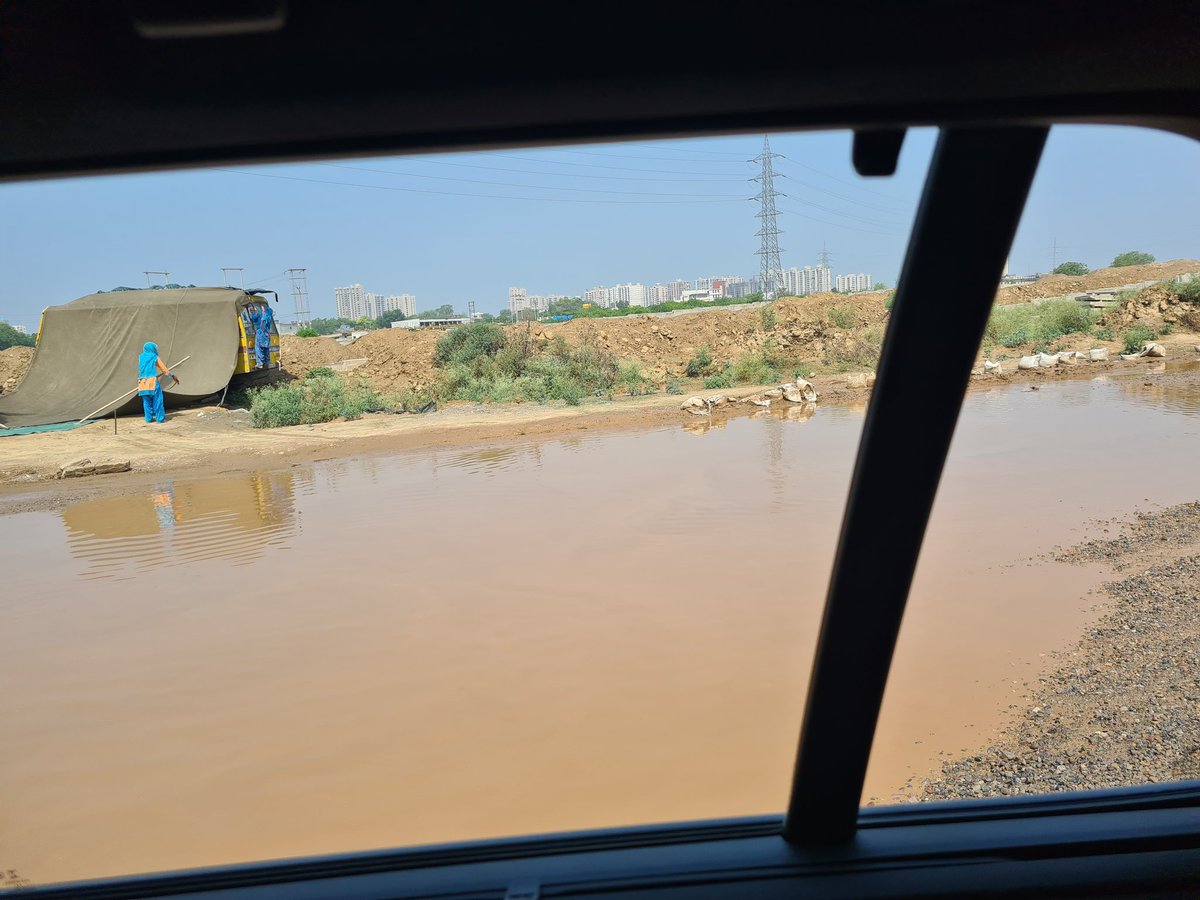 Indrani08305930's tweet photo. Common tax paying citizens are suffering everyday on account of L&amp;T, DFCCIL Noida Authority...this is the death of governance, over 2000 residents of Paramount Golf Foreste have been held prisoners for the past three and half years, no roads due to construction.. https://t.co/Y7Kmr79EZD