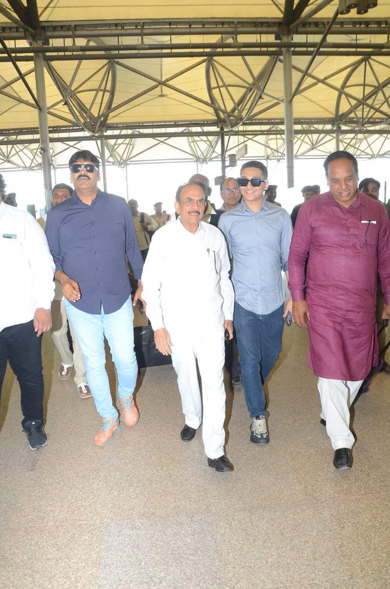BRMoffice's tweet photo. భారత రాష్ట్ర సమితి కేంద్ర కార్యాలయం నేడు ఢిల్లీ నడిబొడ్డున @BRSparty జాతీయ అధ్యక్షులు కల్వకుంట్ల చంద్రశేఖర రావు గారి చేతుల మీదుగా ప్రారంభోత్సవం జరుగుతున్న సందర్భంగా రాష్ట్ర హోం శాఖ మంత్రివర్యులు @mahmoodalibrs గారితో ఢిల్లీ ప్రయాణమైన నగర మాజీ మేయర్ @bonthurammohan గారు.

@KTRBRS https://t.co/7eZYM2Yg09