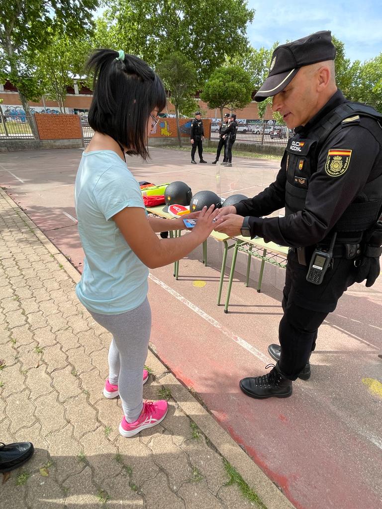 CeipNSAsuncion's tweet photo. Disfrutando de nuestra @policia en el @CeipNSAsuncion .Gracias por vuestra visita. https://t.co/eQk5yNUD52