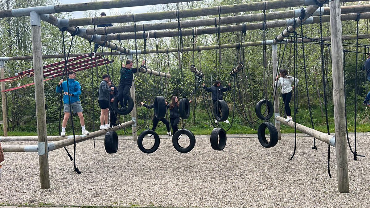 EpiaOlot's tweet image. És una estada de 30 dies per realitzar pràctiques en empreses. Avuí ja han començat a familiaritzar-se amb les activitats esportives. 
#ERASMUS #APRENEMFENT #FPOLOT.