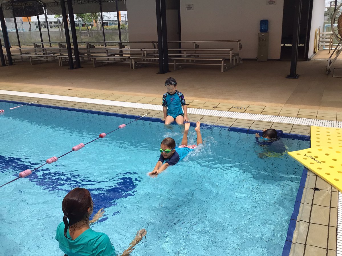 leticarino's tweet photo. First time diving into the pool #EYRocks @bonnietsui @ISPPCambodia #PhysEd #Swimming https://t.co/nAwHifutSI