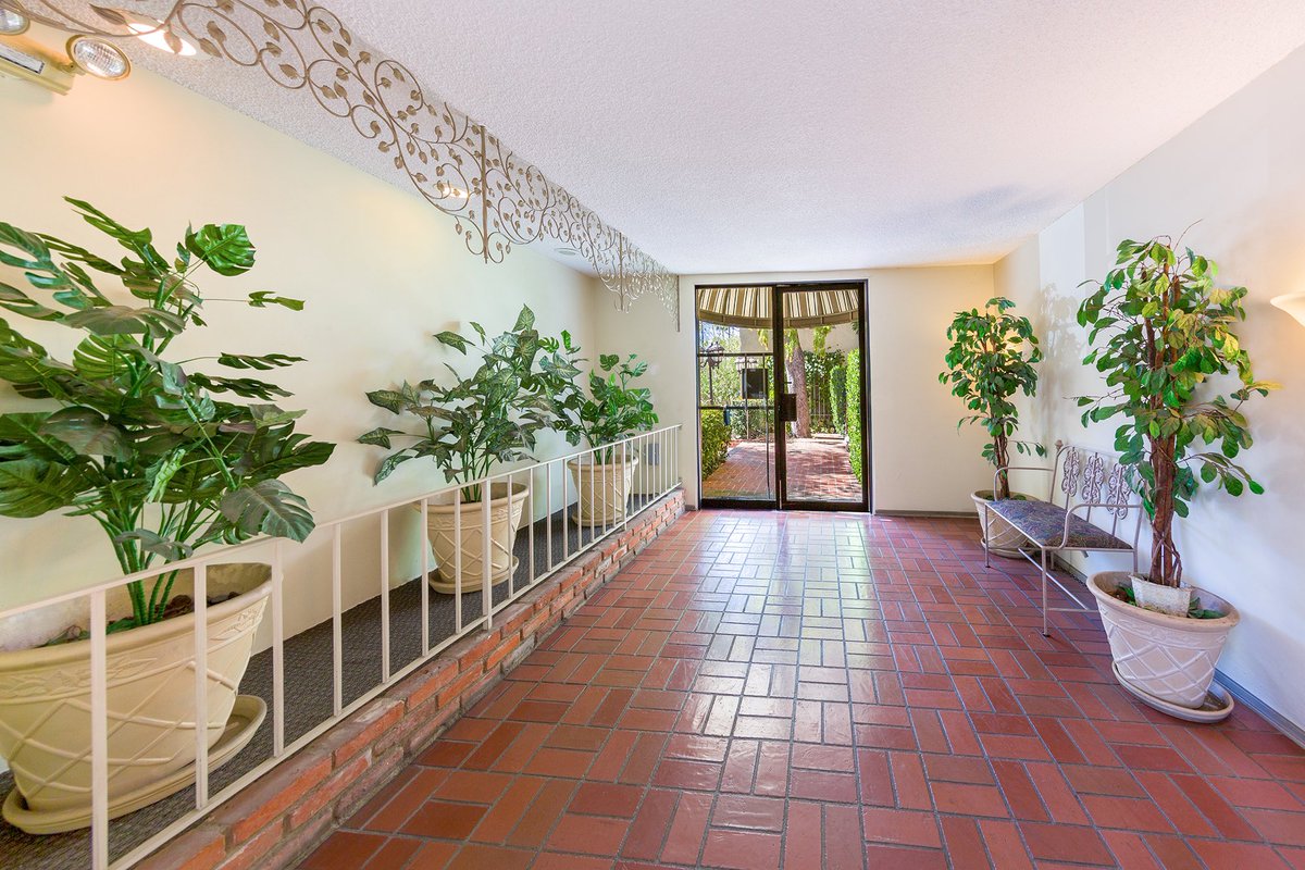 carlosfitz's tweet photo. ☄️New Listing☄️ Right down the hall from #308 🚪I present you 4255 W. 5th Street, Unit 310 🏢 1 bed 1 bath 713 sq ft 📏Top Floor Unit with bright, private balcony ☀️located in K-town/Hancock Park at historic 📚Fairmont Building 🏆 
Price - $415,000 #compass https://t.co/m7oidTzTuM