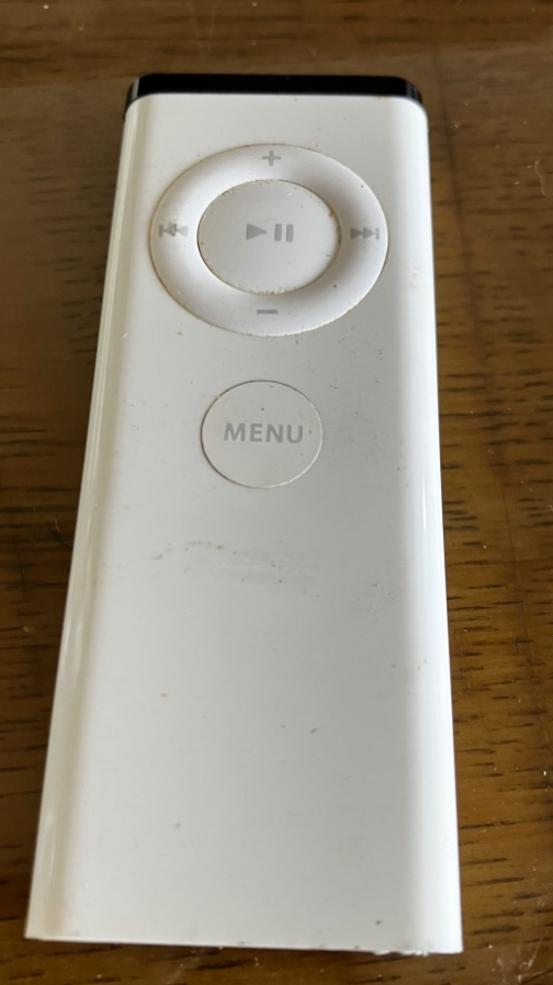 omukawabe's tweet photo. ちょっと掃除をしていたらこんなものが出てきました｡昔のMacminiについてきた　#Appleremote　の初代ですね｡Late2012のMac miniでSierraで使えます｡意外と便利です｡ https://t.co/fB9snEIXGN