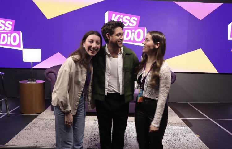 Nialls_Golden's tweet photo. 📸| Niall with some beautiful fans yesterday at KISS Radio🩷

VIA @ariseverywhere 

@NiallOfficial #NiallHoran 
@KiSS925 #sofasession https://t.co/MbrYyeLciX
