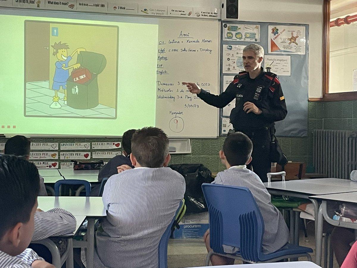 manyanetblanes's tweet photo. Els nens i nenes de #4tEP hem rebut una xerrada per prevenir el bullying. També hem fet uns cartells amb un eslògan que expliquen què fer si ens trobem en aquesta situació. Gràcies @mossoscatalunya ! #posicionat #josocmanyanet #blanes #stopbullying #juntsarribemméslluny https://t.co/cX4FWtlx1W