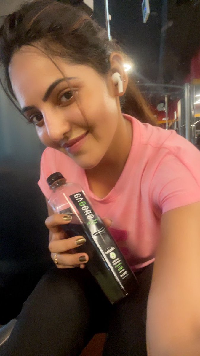 drinkevocus's tweet photo. Drink like a legend. Glow Like a Star.
.
.
#athulyaravi #athulya
#blackwater #evocusblackalkalinewater #evocusdaily
#celebritydrink #celebrity #evocus #switchtoblack #blackrules https://t.co/fLTDyMHdH2