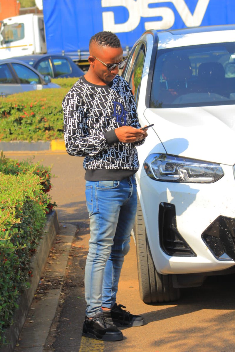 xola_dj's tweet image. Me checking my dms how they wanna eat my ass😭😭and mina i wanna eat pussy 🙄