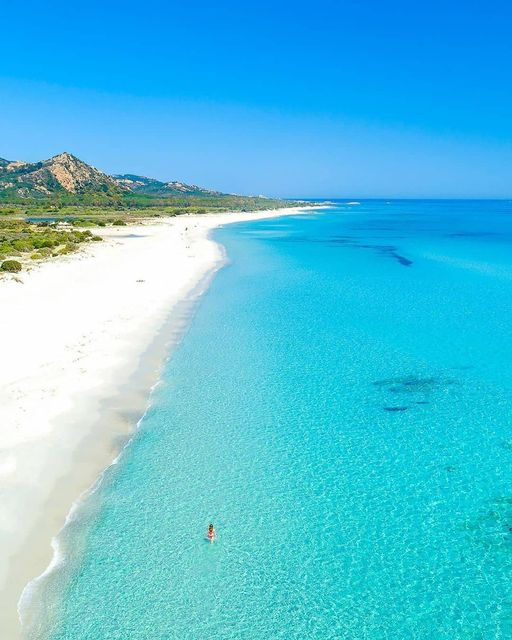 Ciao a tutti ! Joyau de la côte Nord-Est de la Sardaigne, la ' Spiaggia di Berchida ' situé dans la région de ' Siniscola ' est une étendue de sable blanc sur fond de mer allant du vert au turquoise 🇮🇹 Bonjour a tous.