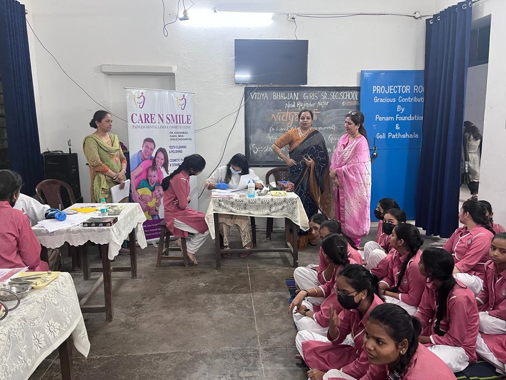 VidyaBhawanGsss's tweet photo. Dr. Khushboo Garg @VidyanjaliDelhi Volunteer and her team conducted an Oral Health Awareness Camp for the Students of Class - XII. 
UDISE Code - 07060214902 
Distt. Central 
Imp. Student - 133
HOS - Deepa Singh 
Incharge - Seema Singh
@SCERT2021 @vidyanjali_edu @drmanishadiet https://t.co/qm5Y9z9hO2