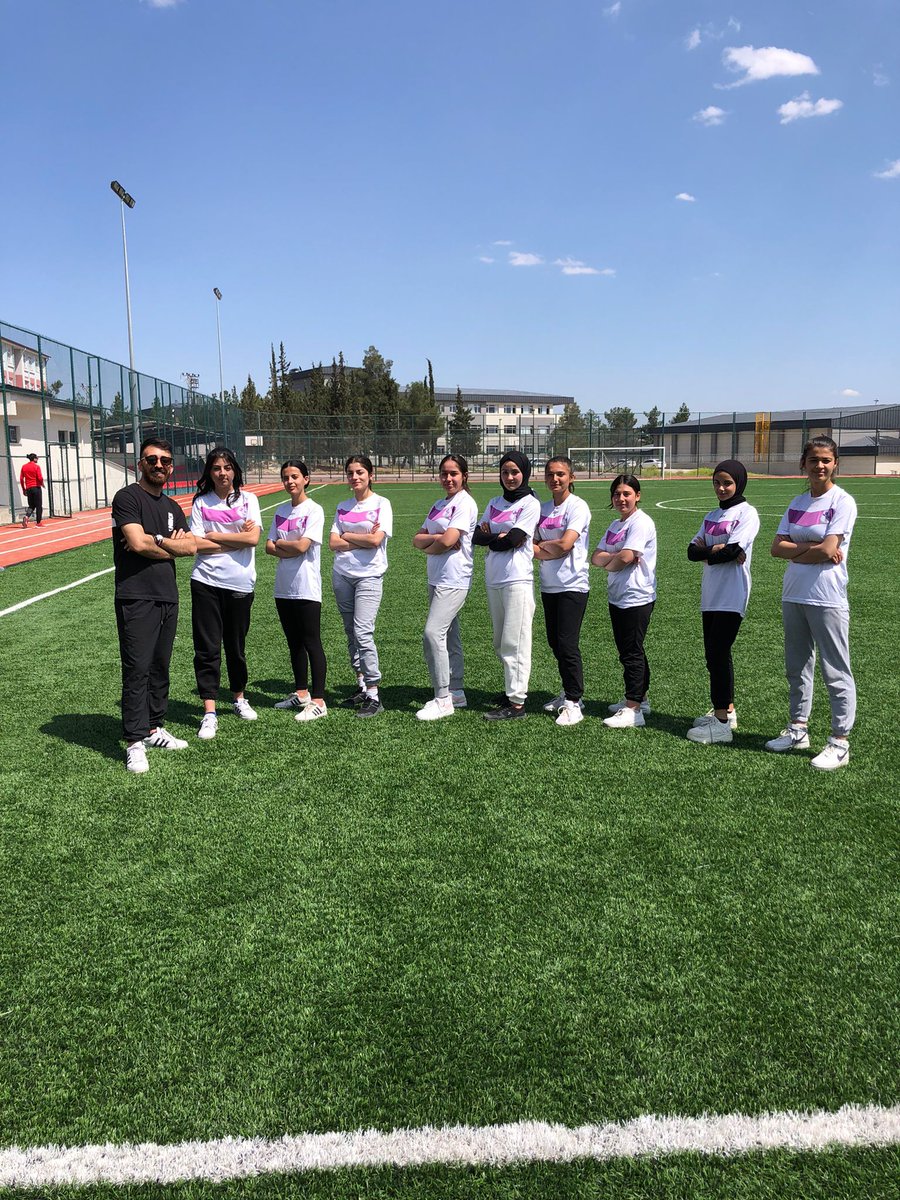 Okulumuz Spor Kulübü öğrencileri katılmış oldukları Beyzbol maçlarında il 2. si, Softbol maçlarında ise il 3. sü olmuşlardır.Öğrencilerimizi tebrik eder başarılarının devamını dileriz. Emeği geçen öğretmenlerimize teşekkür ederiz.<a href="/AliSahin501/">Ali ŞAHİN</a> <a href="/gul_davut/">Davut GÜL</a> @Cgnde <a href="/sporsehrigantep/">Spor Şehri Gaziantep</a>
