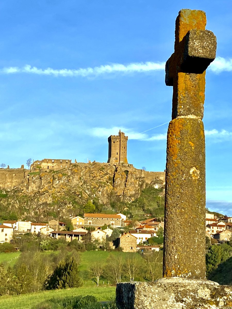 otpuyenvelay's tweet photo. En attendant la visite du Prince Albert de Monaco, le soleil 🌞 se lève sur la forteresse de POLIGNAC 🏰 #lepuyenvelay le retour aux sources !
#envelay #monaco #auvergnerhonealpes #chateau https://t.co/ax1zrXPKcp