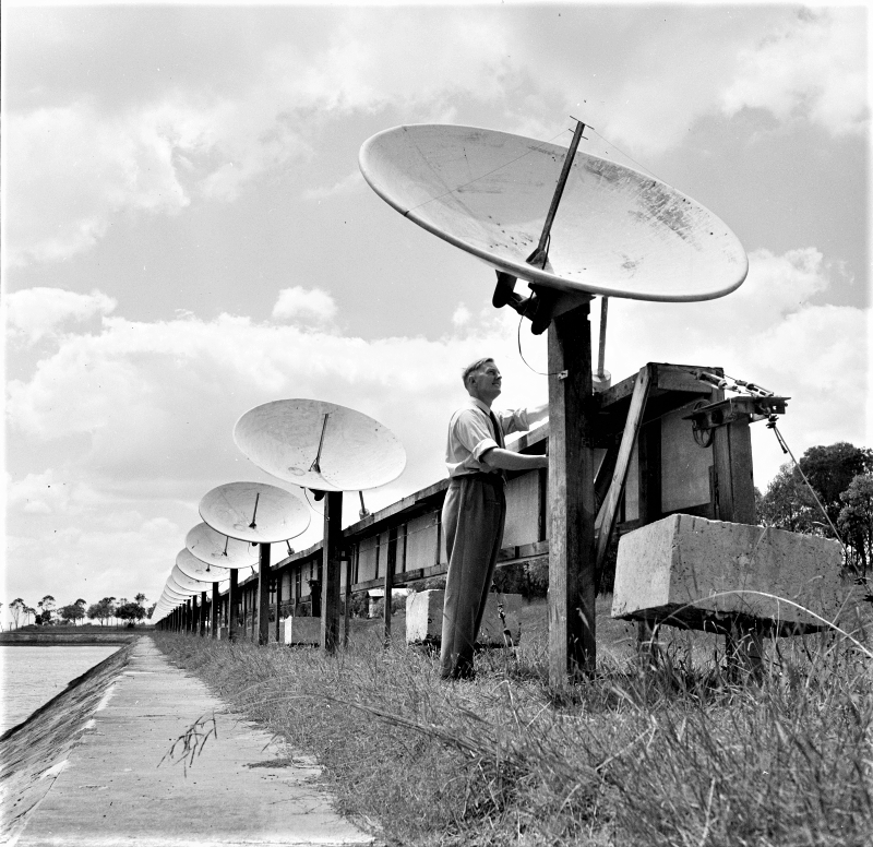CSIRO_ATNF's tweet photo. #ATNFflashbackFriday This 32-element array was erected in 1951 on the southern bank of the smaller reservoir at the Potts Hill field station. The 1.8m solid metal parabolic dishes, with simple polar axes, were supported by wooden posts. History: https://t.co/2mTfOLS9es https://t.co/rQpz4E47sw