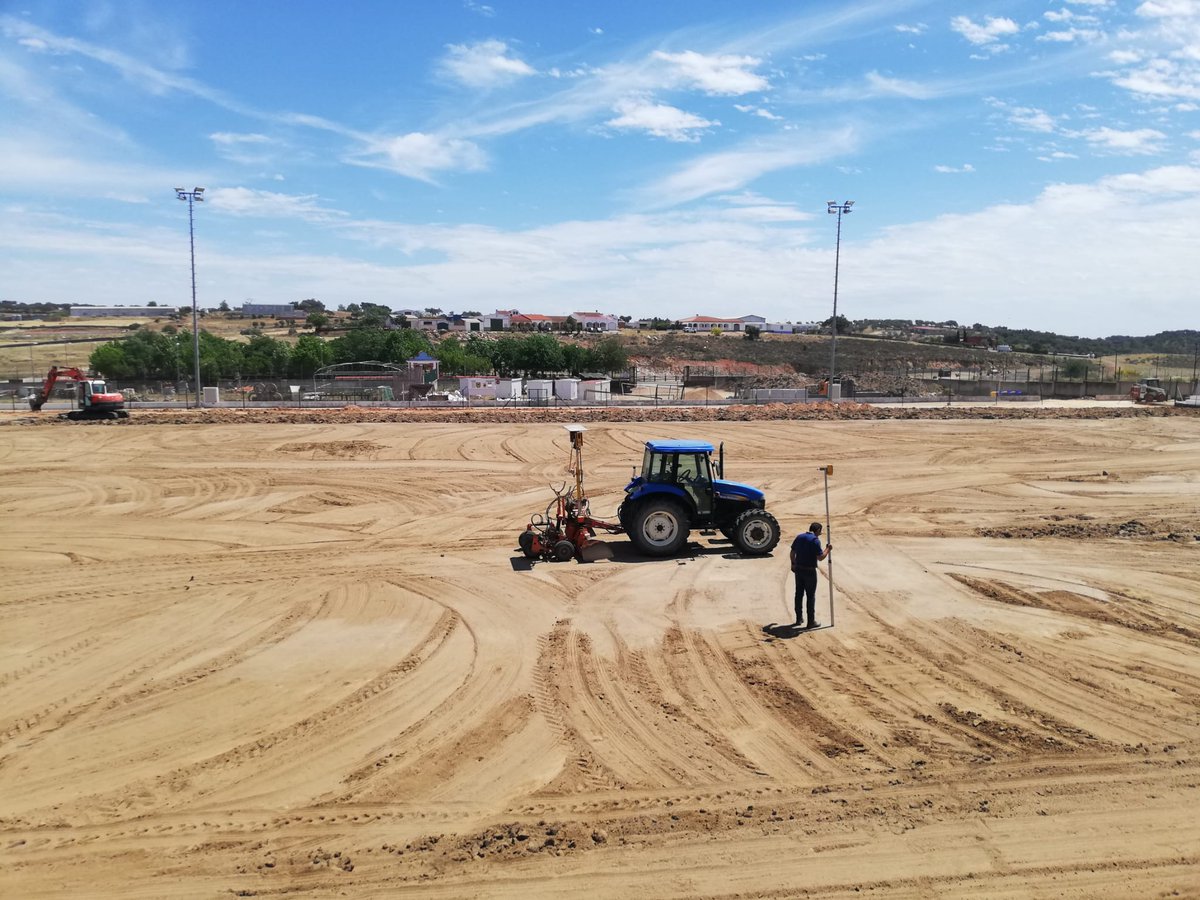 Conecta_IC's tweet image. Continuamos con las obras de mejora del Campo de Fútbol de Villanueva del Fresno.
@aytovvafresno
@mondoiberica 
conectaingenieros.es/adecuacion-del…