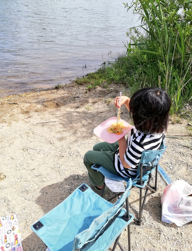 unasuki's tweet photo. ピクニックでラーメン食べたい！との事だったので家でラーメン作ってタッパに入れて持ってきた。 https://t.co/CitM1cIl9E