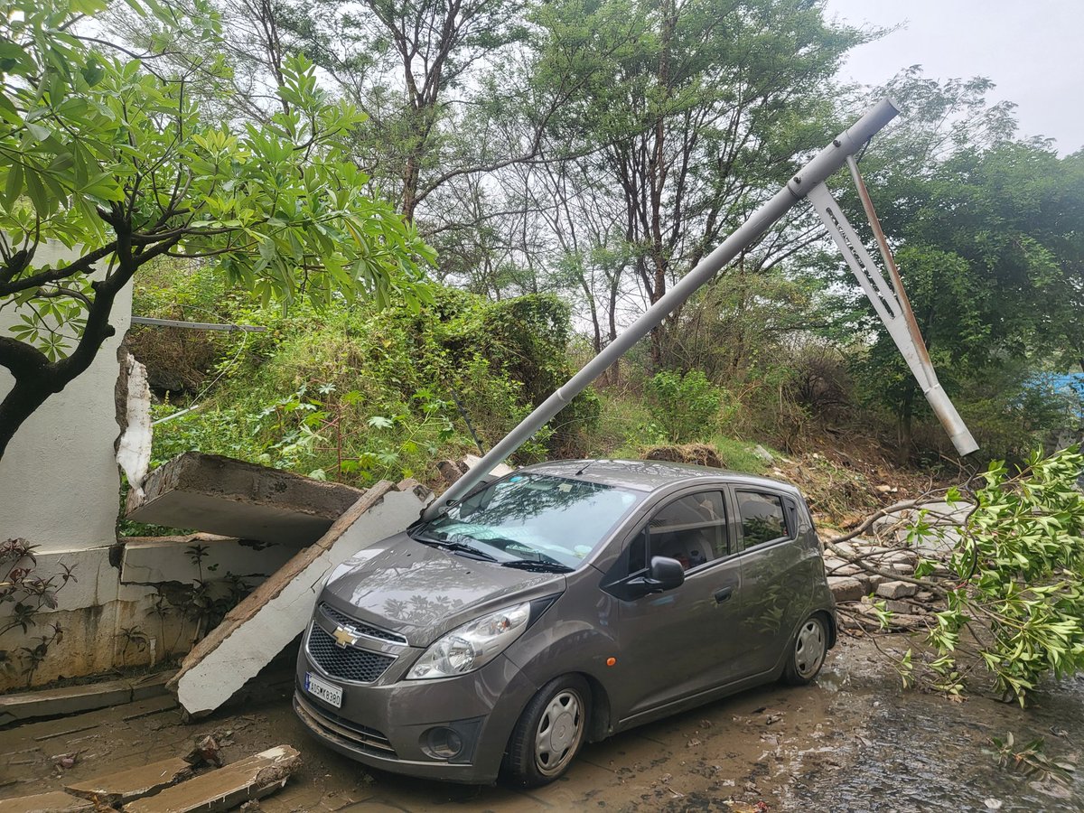 <a href="/KameshRastogi73/">Kamesh Rastogi</a> @MeeraRotti <a href="/VPavamana/">VP Pavamana</a> <a href="/SvamitvaGroup/">SVAMITVA GROUP</a> <a href="/BAFBLR/">Bangalore Apartments' Federation</a> <a href="/BangaloreMirror/">Bangalore Mirror</a> <a href="/citizenmatters/">Citizen Matters</a> <a href="/lalli_bv/">Lalithamba</a> <a href="/lion_4th/">@lion_4th</a> <a href="/NammaBNP/">Bengaluru NavaNirmana Party (BNP)</a> <a href="/WeAreHSRLayout/">HSR Layout - Bengaluru</a> <a href="/TheHindu/">The Hindu</a> Terrible situation. Residents are all upset and angry. This was very much anticipated and discussed with <a href="/VPavamana/">VP Pavamana</a> and even after assurance from @Svamatvagroup nothing was done and now we facing the tune of destruction..