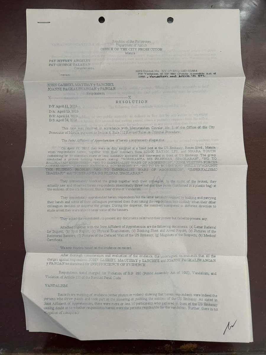 jgmagtibay's tweet photo. Officially dismissed na ang kaso namin!

Long overdue tweet regarding sa pagka-aresto ko pero nagpapasalamat ako sa lahat ng nagbigay ng mga pahayag mg suporta para sa pagpapalaya sa amin ni Joanne. Halos dalawang araw lang kami nasa MPD Headquarters pero malaking tulong ang mga https://t.co/xpFRogOguQ