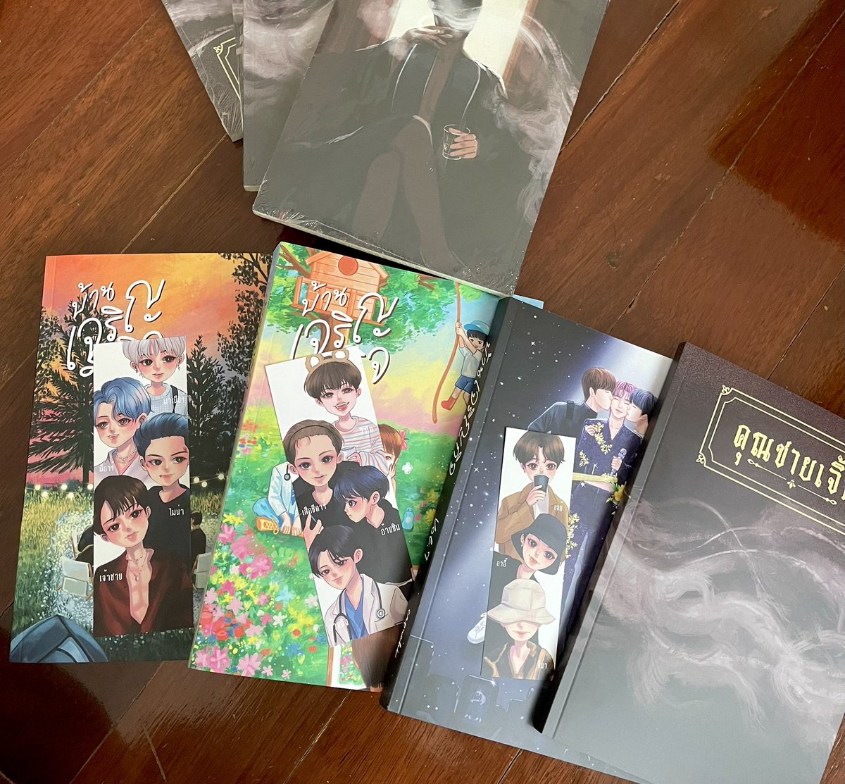capuchi_jy's tweet photo. ครบแล้ว!!! #บ้านเจริญกิจjy จ๋วยมากของจริงสีสวยมาก เป็นการทำเล่มที่ทุ่มสุดๆเลยรอบนี้ ร้องไห้เป็นบ้าไปพักนึง เครื่องพังเพราะเจอเรื่องแย่ๆจนเหม่อ ค่าวาดรูปกับค่าพิมพ์หนังสือพอๆกัน(หรือมากกว่าวะ) แต่เล่นใหญ่ได้สะใจมาก 
พอเห็นของจริงแล้วหายเหนื่อยเลย 🫶🏻
จะรีบแพ้คให้เร็วที่สุดค่าบ 😚 https://t.co/1oVRQ1L13a
