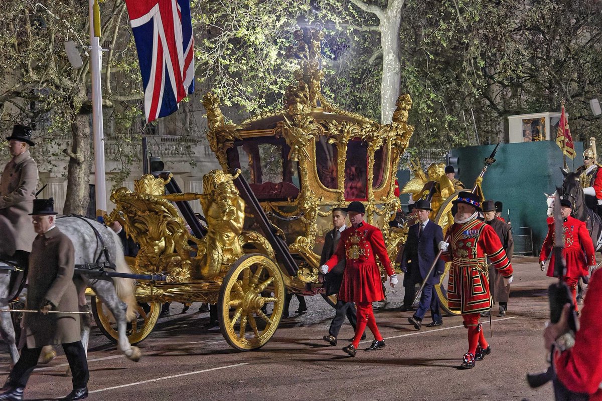 PaulPat41544171's tweet image. Keep up the great work to everyone involved amazing pictures of our  fantastic Armed Forces also across the commonwealth #theguards #lifelessordinary @DanCope25 @AcSgtMaj_RMAS @IrishGuardsBand