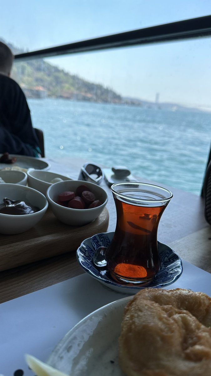 "اللّهم إنك تعلم مايُفرحني وتعلم مايٌشغل تفكيري ، وما يضيقُ به صدري ، يارب وكّلتك أموري فأصلح لي شأني كلّه .. اللهم لا تجعل حاجزاً بين دعائي واستجابتك.. وأجبرني جبراً يليق بعظمتك"
#صباح_الخير