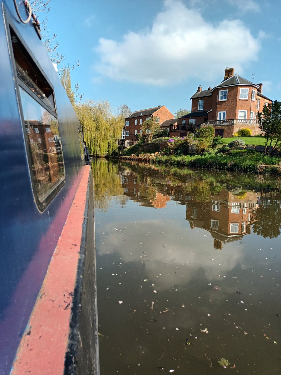 May 4 so this is how we look like to our current neighbours and how they look to us 😍

#boatlife #boatsthattweet #canals #narrowboatlife #idyllicliving #lifeafloat #travel #neighbours #changingplaces #perspectives #viewpoints #neighbours