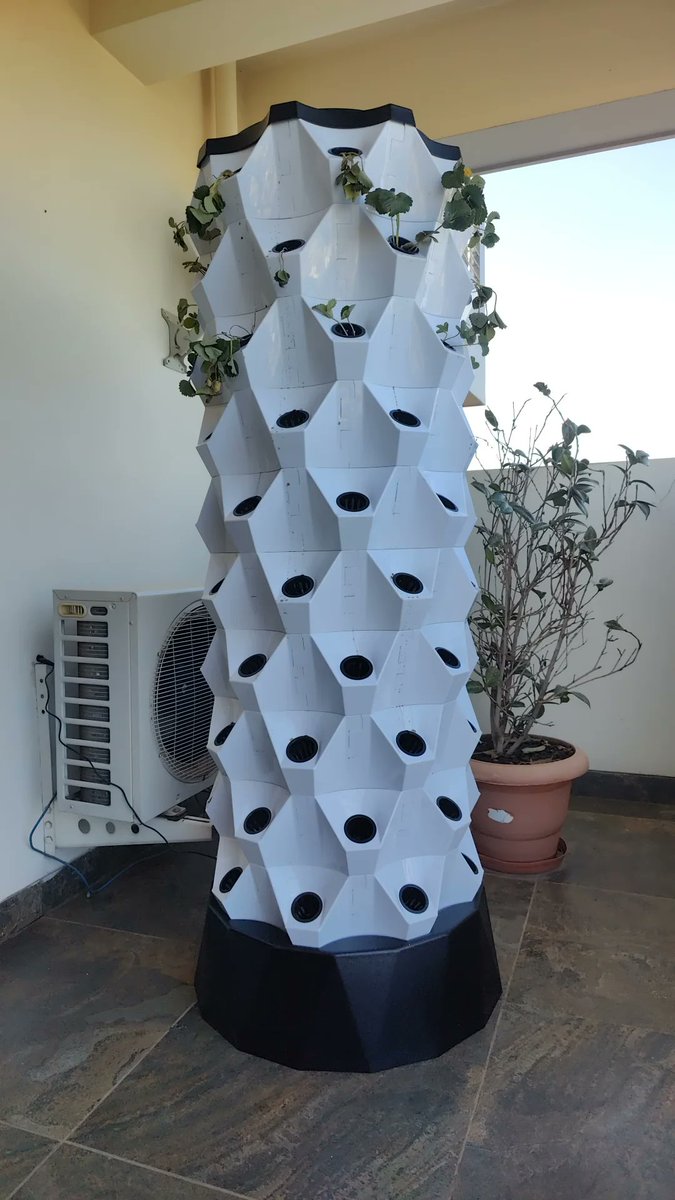 So we got this hydroponic planting tower, and i'm hyped to see if it actually works properly