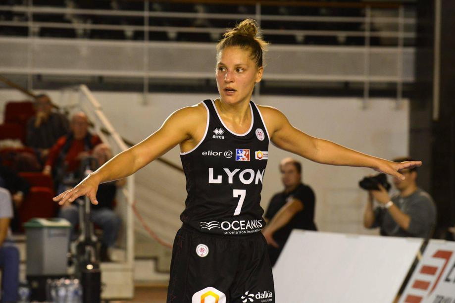 ClemHbert's tweet photo. A 34 ans, @TanquerayIngrid disputera son 431e et probable dernier match en @basketlfb samedi soir sur le parquet de l'@ASVEL_Feminin. Seules @capsule19 et @paotte en ont joué plus qu'elle en LFB. Hommage rendu à la Normande dans la journée sur le site de @sports_ouest . https://t.co/TM3syvtXK2