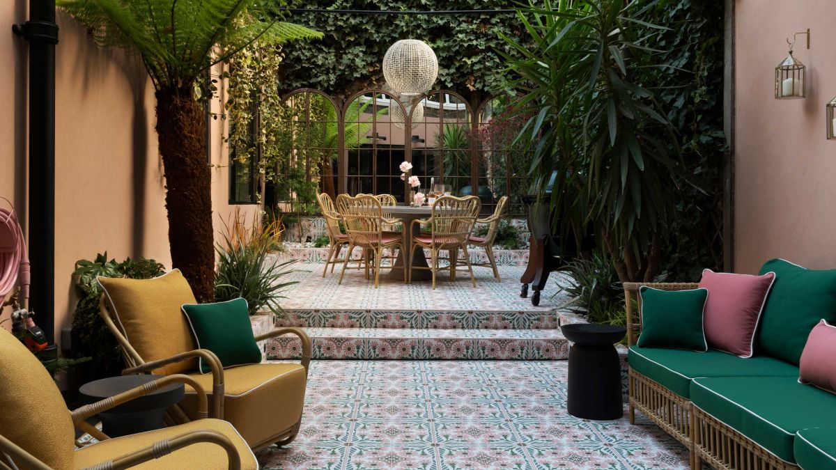 This home's courtyard has a secret that makes it feel 10 times bigger than it is – we've found the best ways to copy it trib.al/kQtcCbh