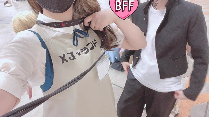 もっと他に撮り方あったやろ、と思いますが今日はペケランのエプロン着てました!!!!私の方から出てる金髪は❄️の頭です 