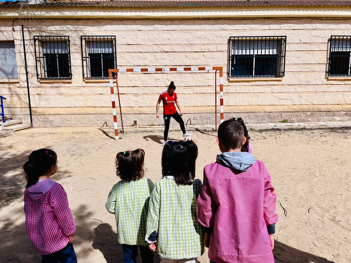 Nuestras jugadoras del Funda han disfrutando de unas jornadas socio-deportivas en los coles del CRA Laguna de Pétrola 🫶🏼⚽️

¡Qué bien nos lo hemos pasado con los niños! 

Muchas gracias por vuestra amabilidad en los colegios de Pétrola, Corrarrubio y Villar de Chinchilla 🤍